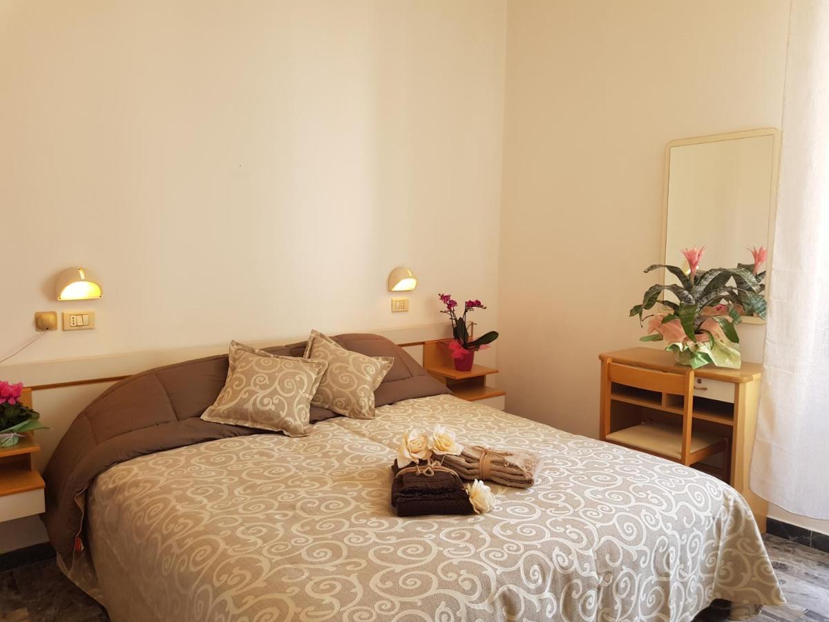 Hotel Romantica Rimini Bagian luar foto