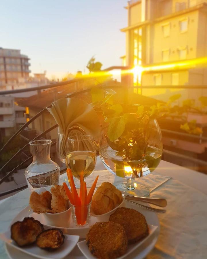 Hotel Romantica Rimini Bagian luar foto