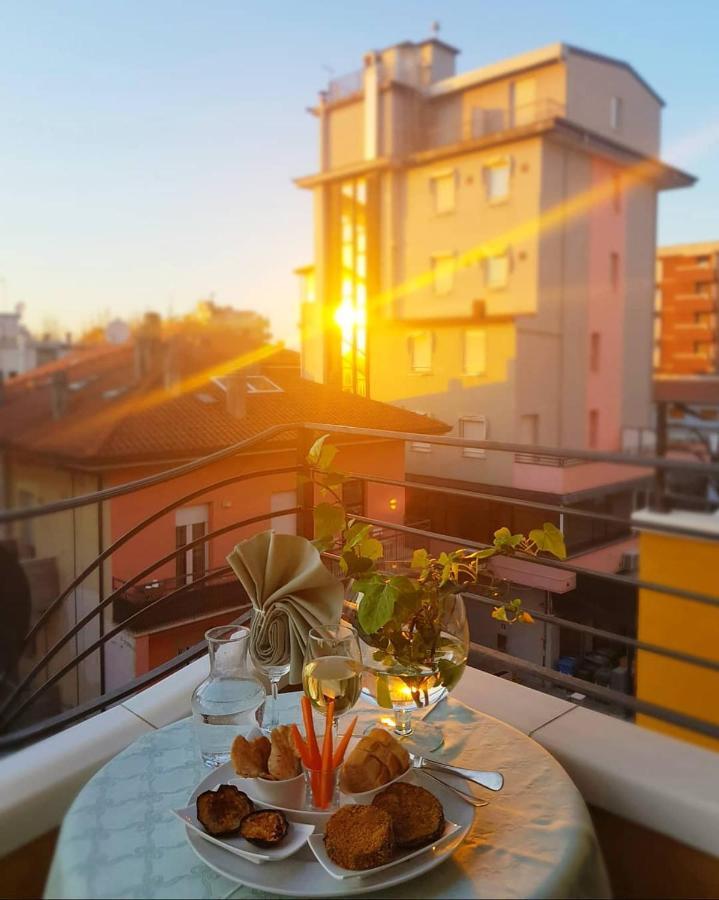 Hotel Romantica Rimini Bagian luar foto