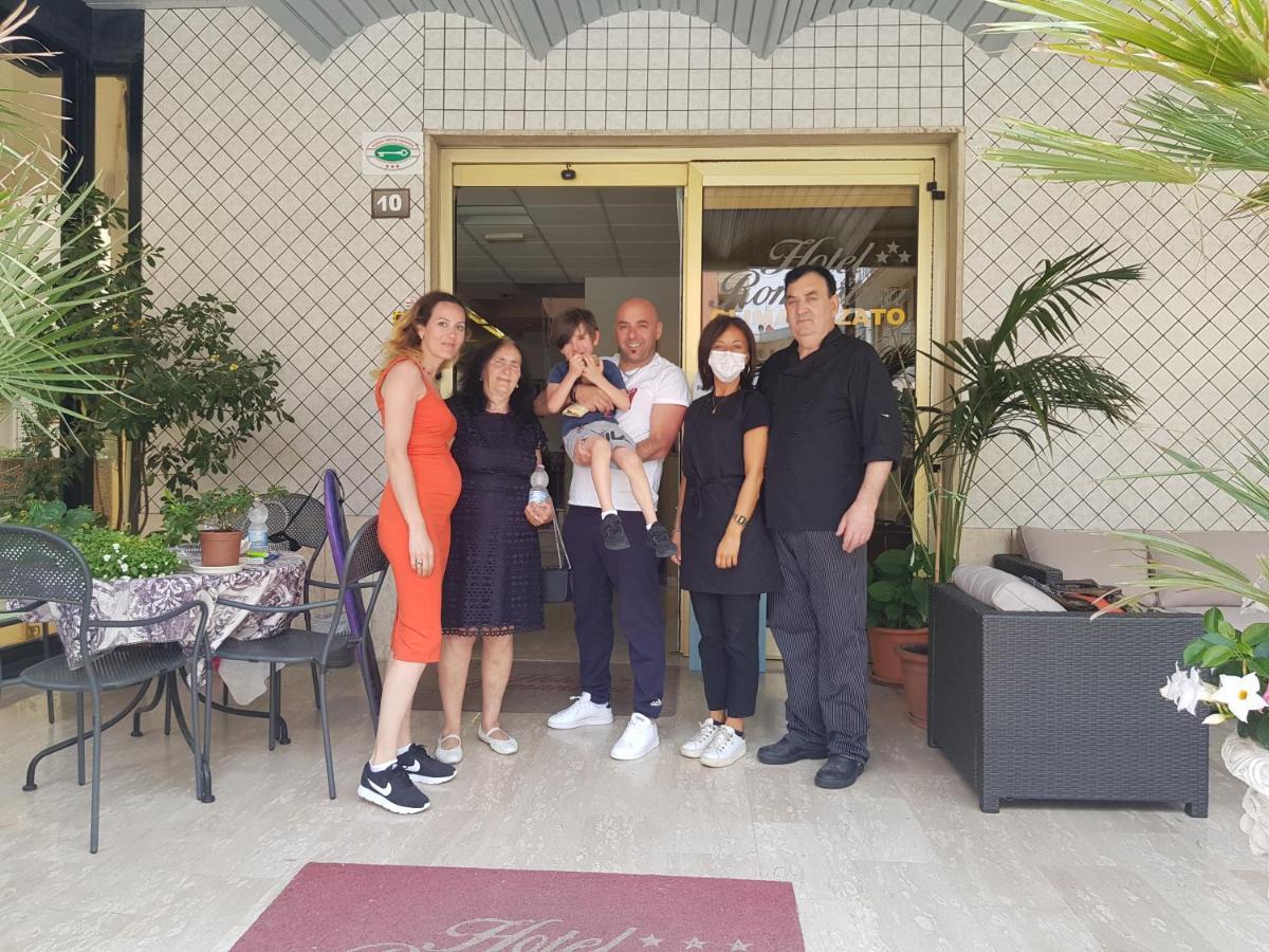 Hotel Romantica Rimini Bagian luar foto