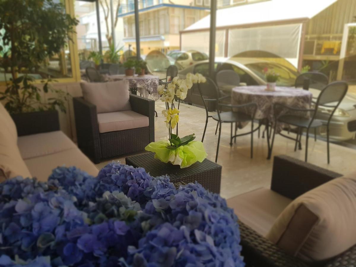 Hotel Romantica Rimini Bagian luar foto