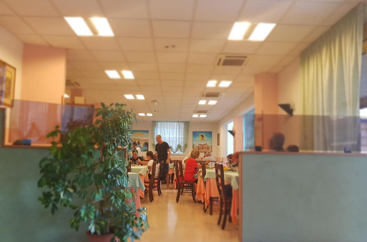Hotel Romantica Rimini Bagian luar foto