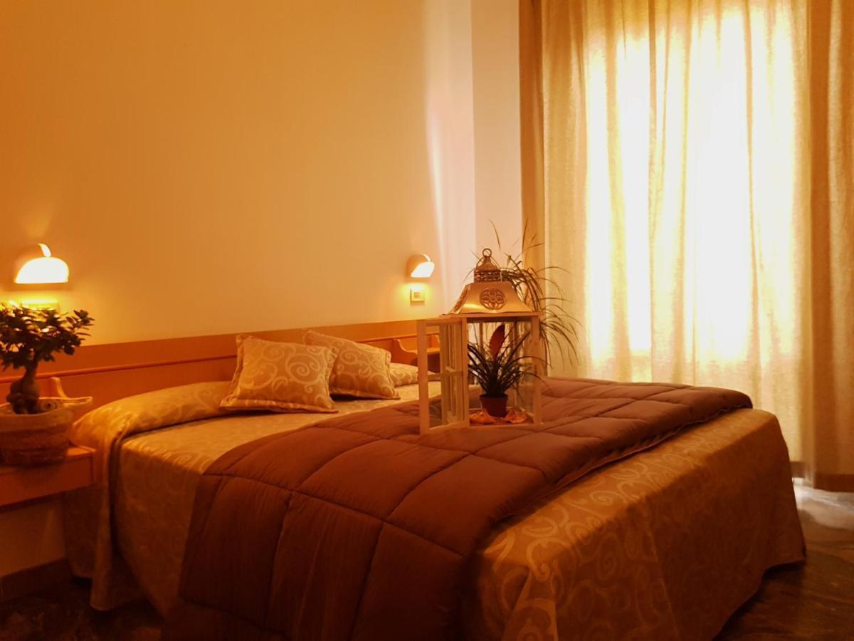 Hotel Romantica Rimini Bagian luar foto