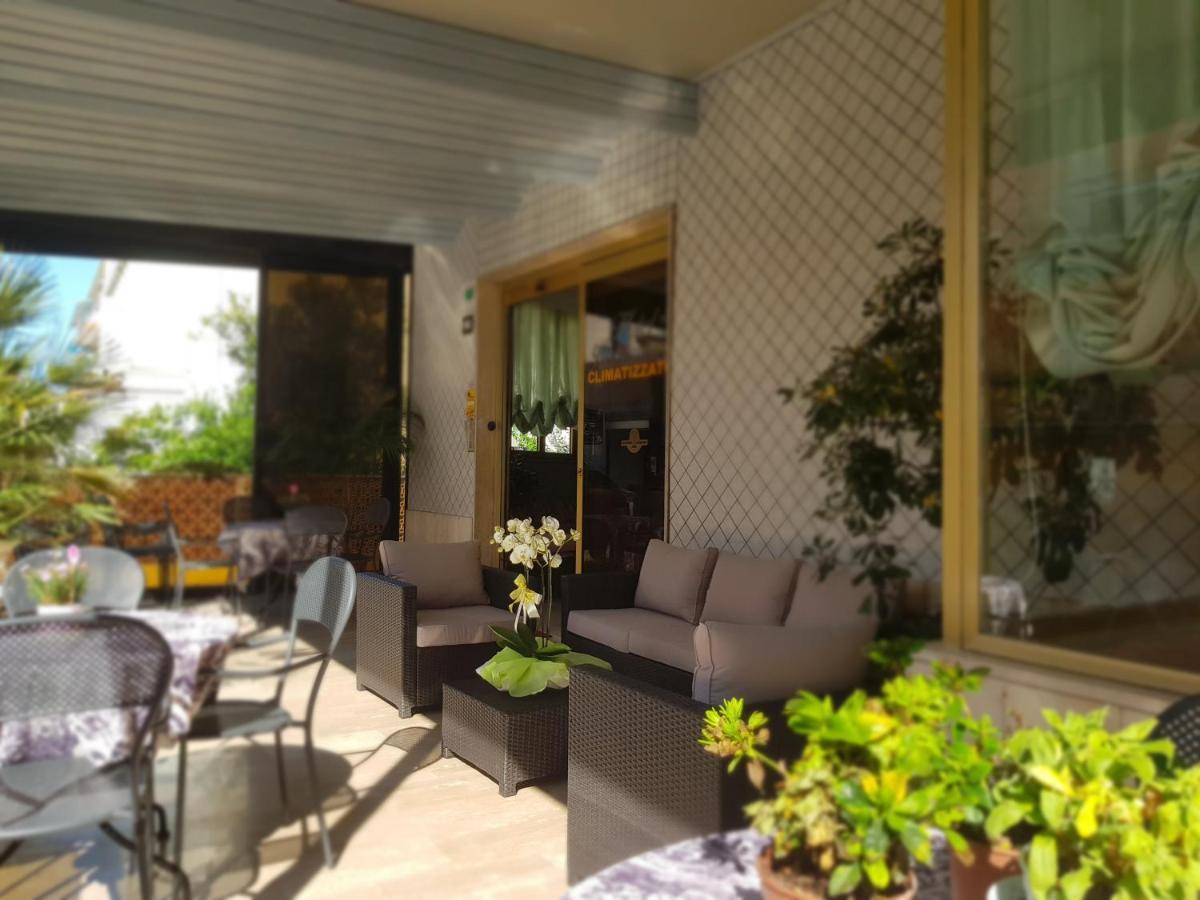 Hotel Romantica Rimini Bagian luar foto