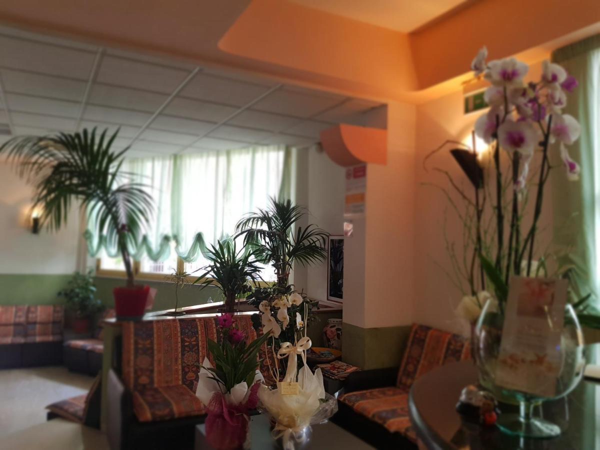 Hotel Romantica Rimini Bagian luar foto