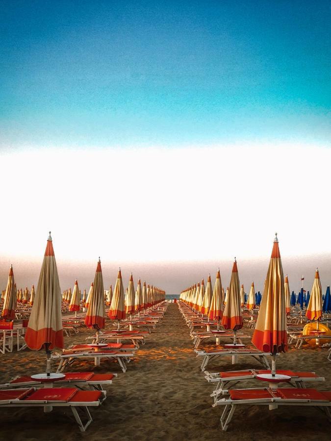 Hotel Romantica Rimini Bagian luar foto