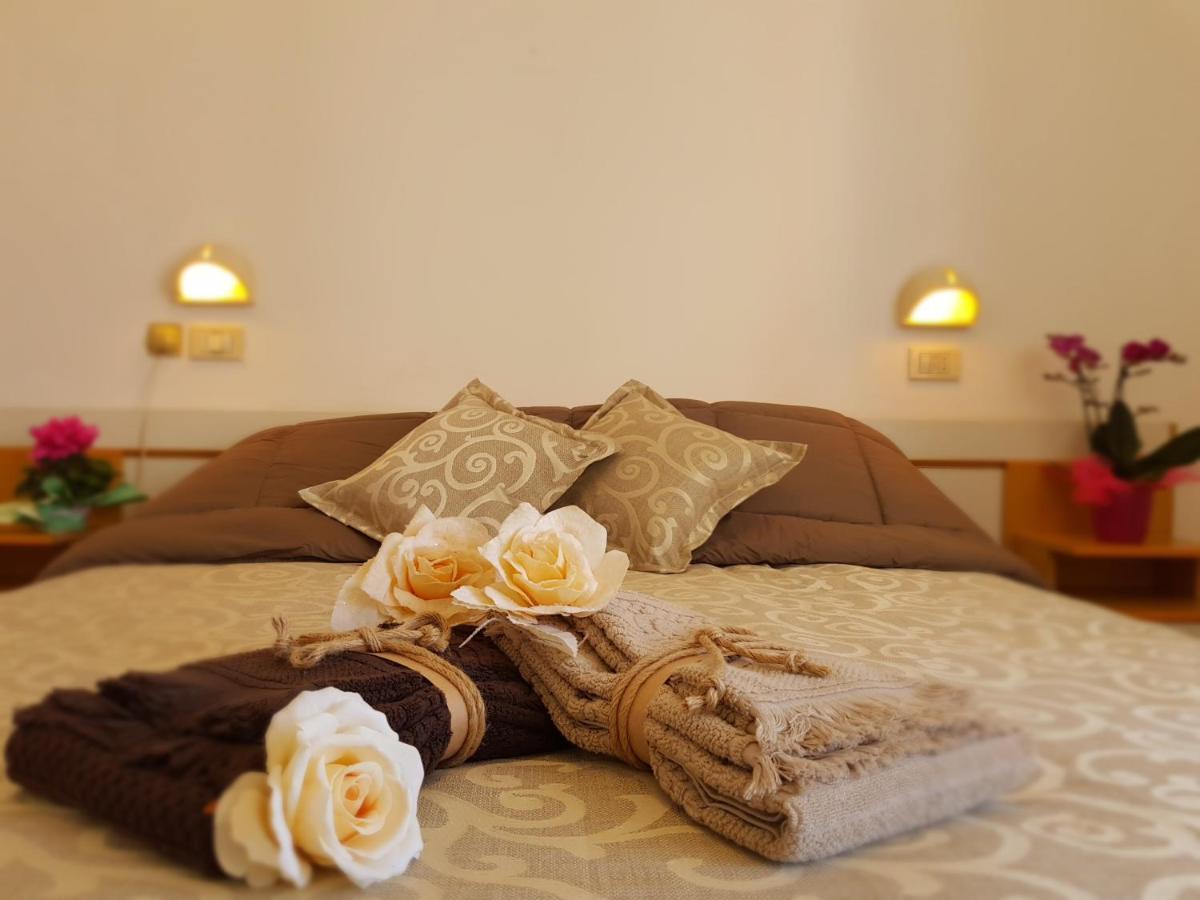 Hotel Romantica Rimini Bagian luar foto