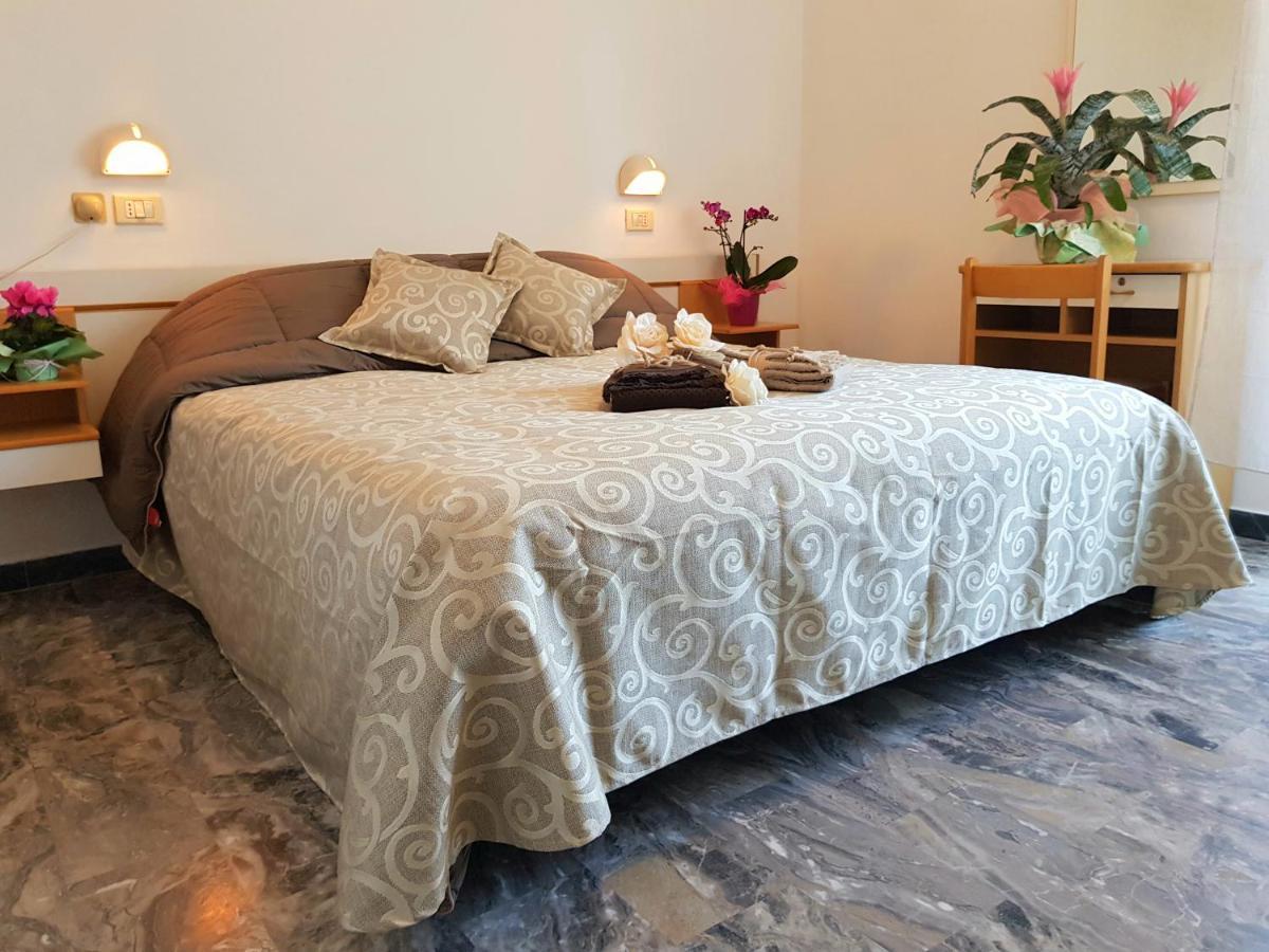 Hotel Romantica Rimini Bagian luar foto