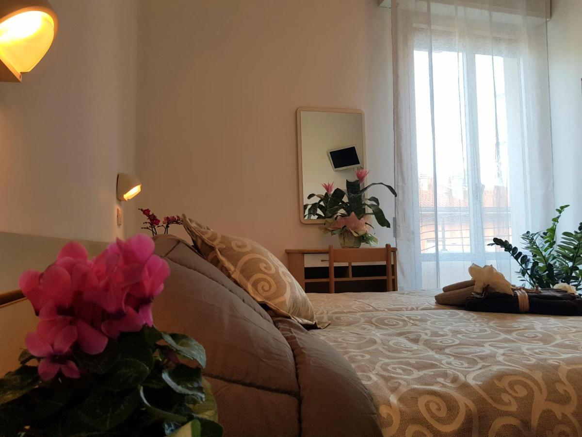 Hotel Romantica Rimini Bagian luar foto