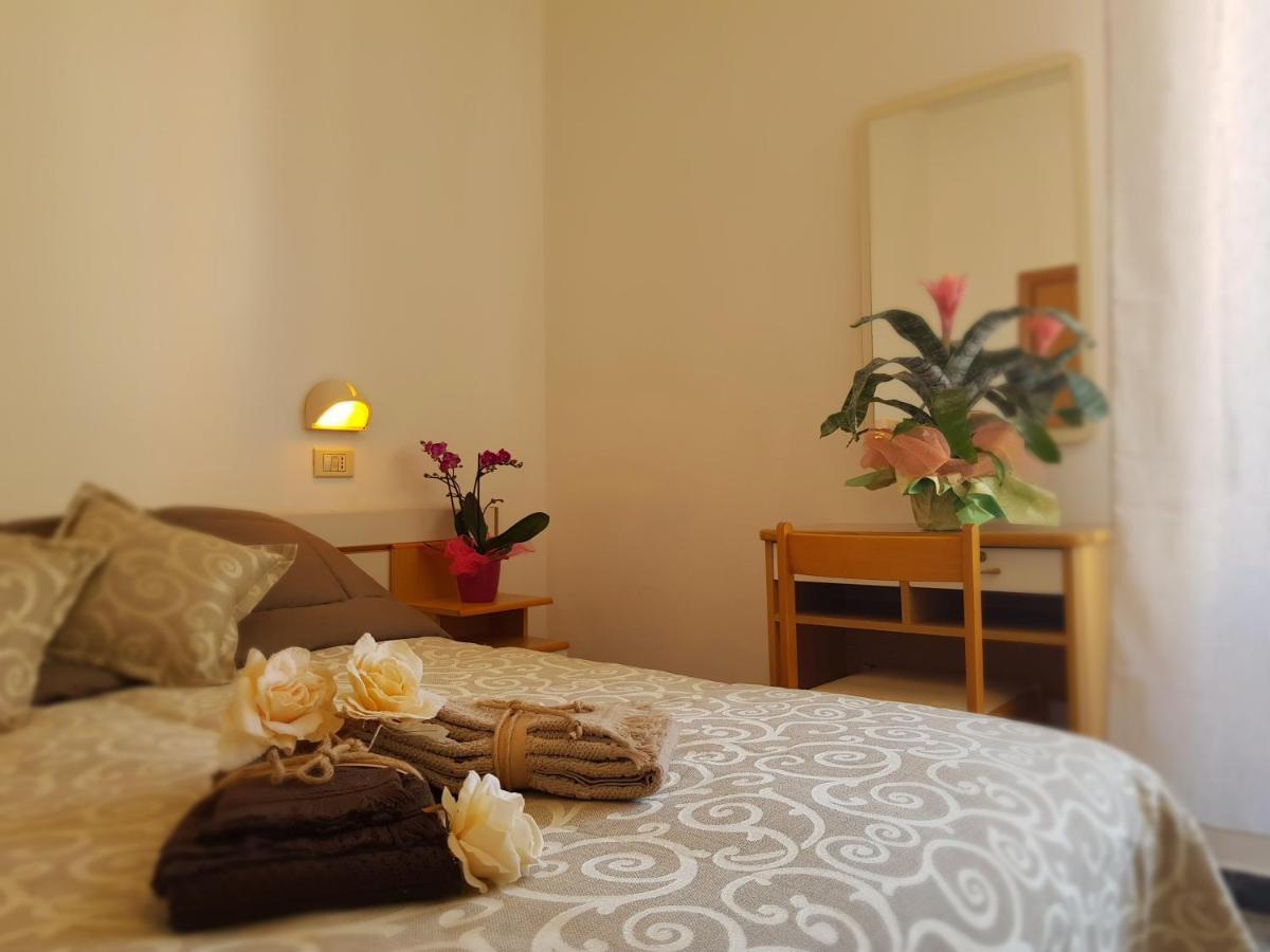 Hotel Romantica Rimini Bagian luar foto