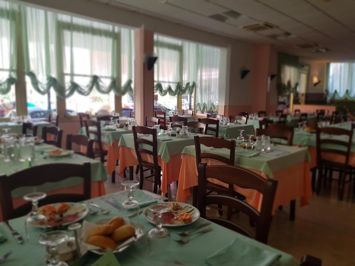 Hotel Romantica Rimini Bagian luar foto