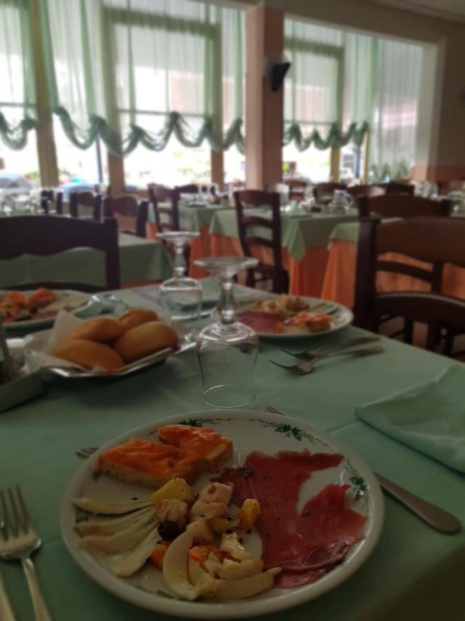 Hotel Romantica Rimini Bagian luar foto